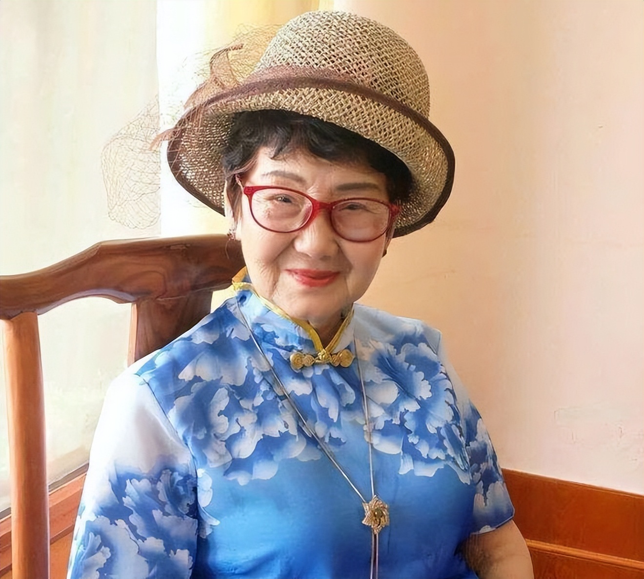 老公娶保姆，独女自杀，坐牢18年出狱后扫厕所，80岁赚千万翻身