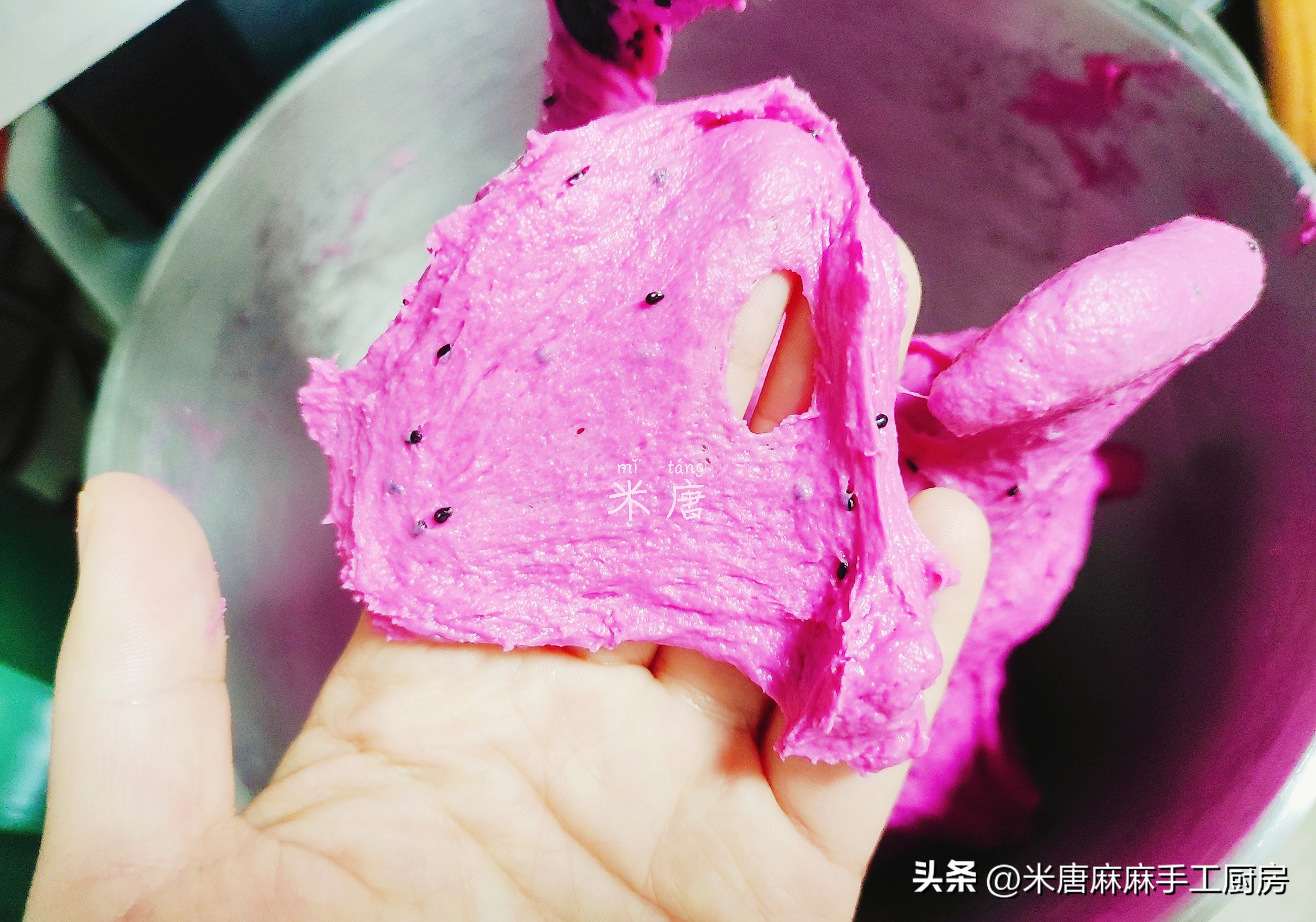 米唐麻麻玩转面团：#吐司日记#火龙果蔓越莓乳酪吐司