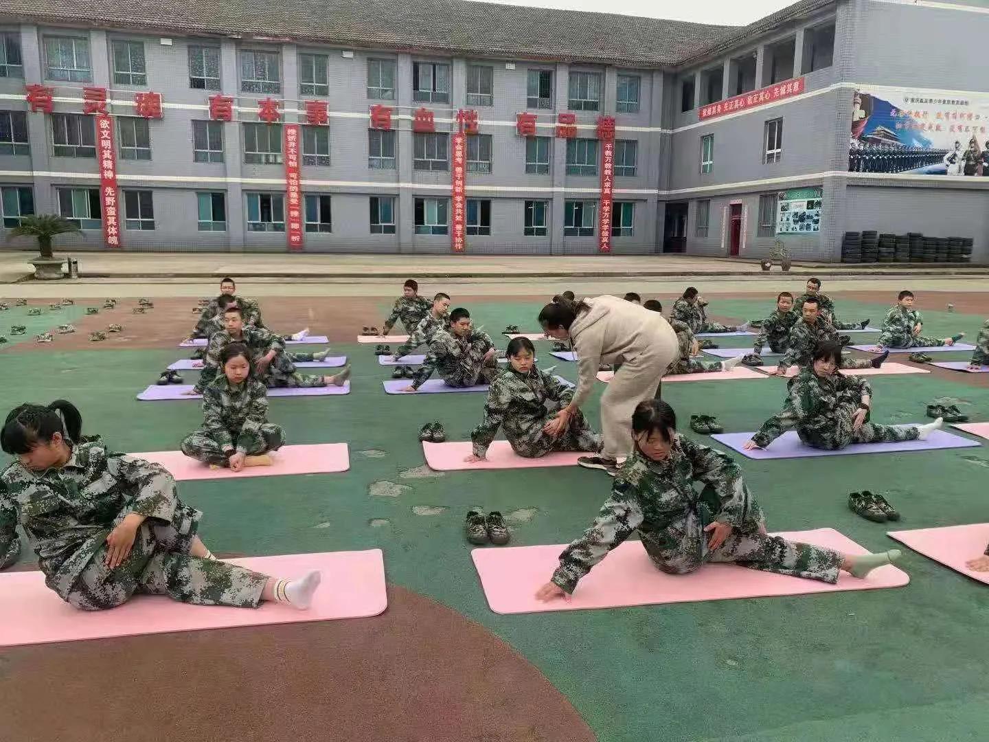 《贵州厚德心理咨询部》–––专业从事7-17周岁的叛逆孩子