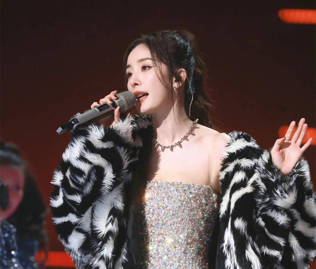 杨幂谍战跳舞,杨幂采访视频揭秘娱乐圈