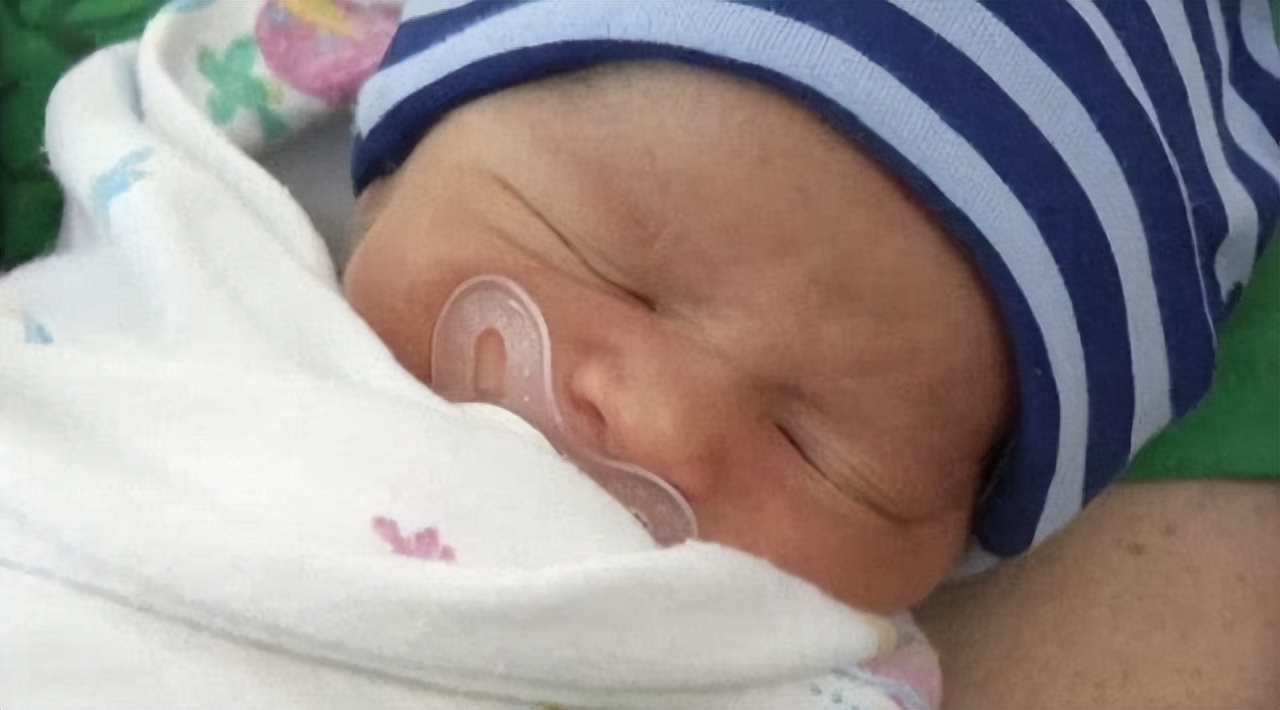 美国产妇水下分娩生下双胞胎,美国孕妇水下分娩双胞胎完整版