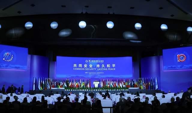 中将问一句话，美代表回答四个字，全场爆笑