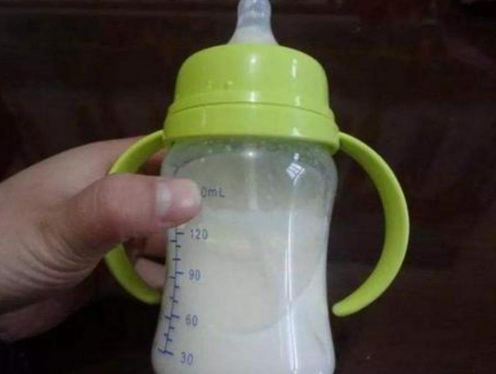宝爸直接用热水冲奶粉被月嫂骂了，这才是正确的冲奶粉方式