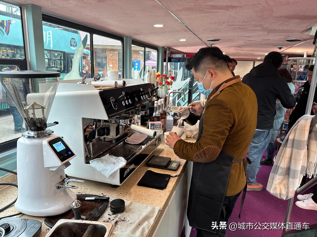 人见人爱的城市,人见人爱的公交车片段