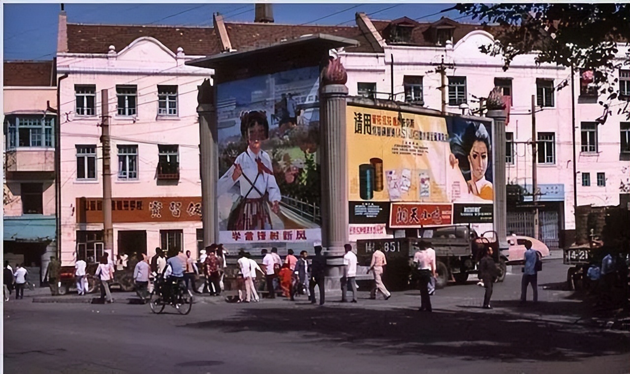 八九十年代的街头标语，大型广告牌的生动形象布满了各大城市