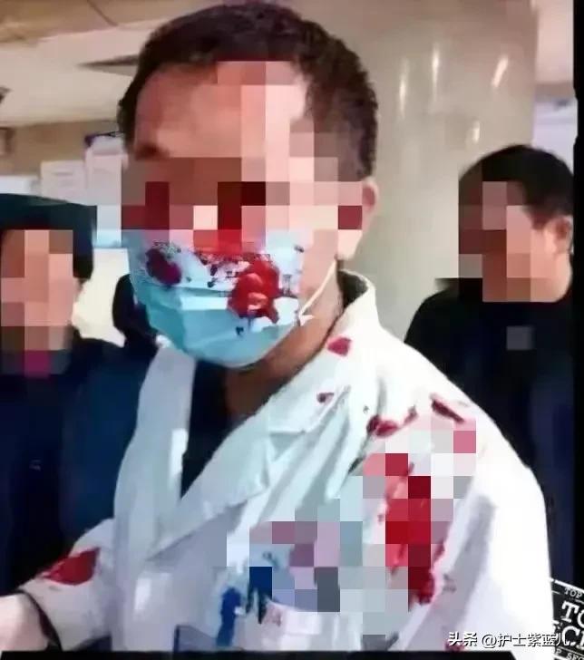 男子做ct时与医生发生争执,男子带妻子做ct