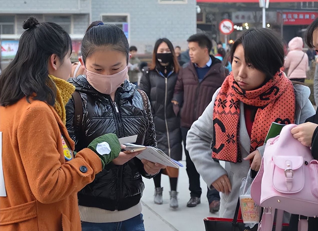 大学生称买不到药，父亲邮寄3公斤“常备药”，评论区满是谴责声