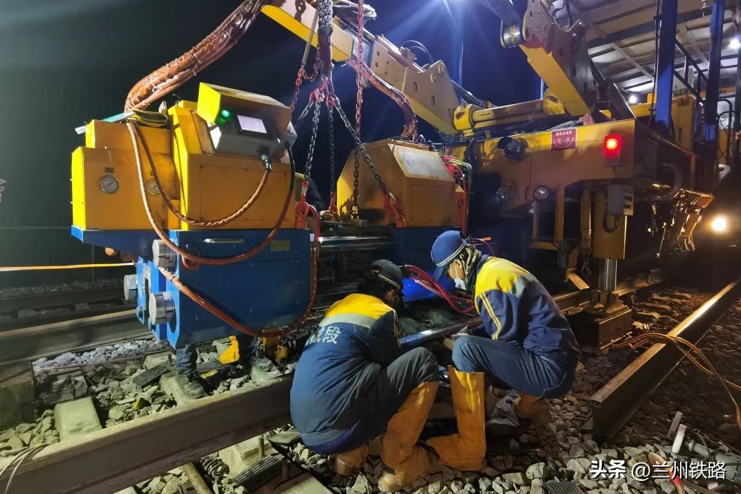 火车车轨怎么焊接,机械焊接铁轨