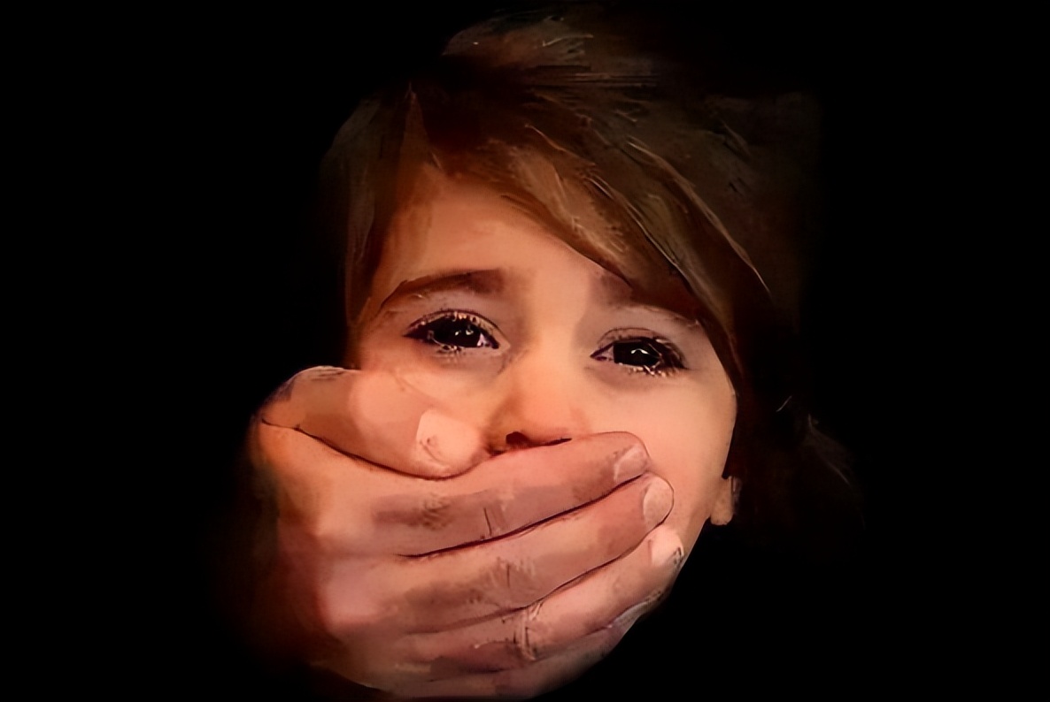 变态老头猥亵10岁女孩，被抓时拉链都没关，称：就摸了怎么样？