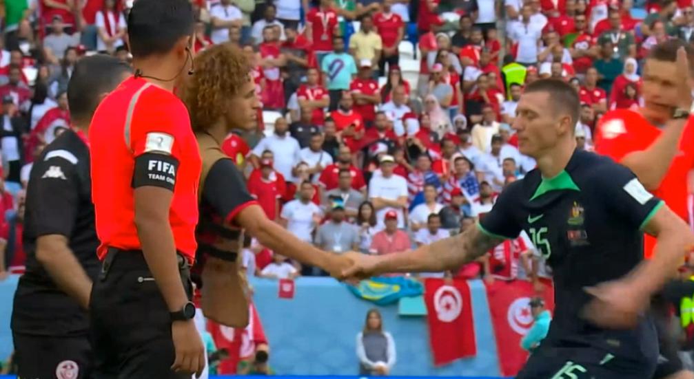 谁进我球就砸谁？世界杯进球功臣被激怒了，对手居然还偷着乐