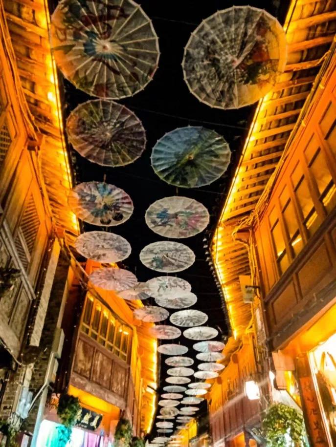 丽江古城一家客栈,丽江古城哪一家客栈门口有个大树