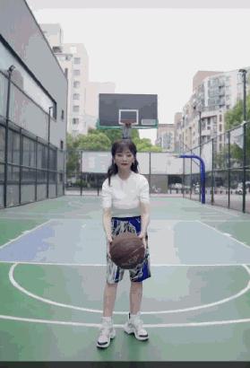 赵雅芝既优雅端庄又调皮可爱,70岁的赵雅芝滑滑板