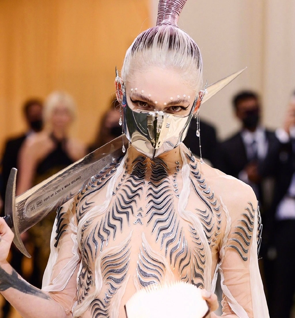 为什么欧美红毯造型那么夸张,国外惊人红毯