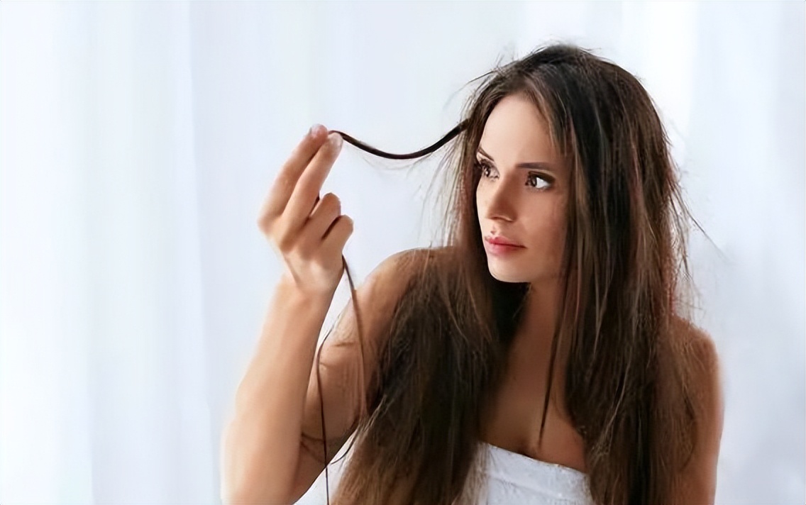 为什么头皮长痘痘和脓包,头皮上长小疙瘩脓包是怎么回事