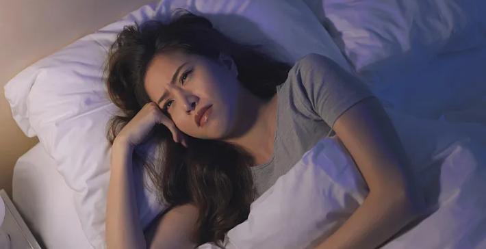 失眠睡前喝牛奶真的助眠吗,睡眠不好晚上喝牛奶能助眠吗