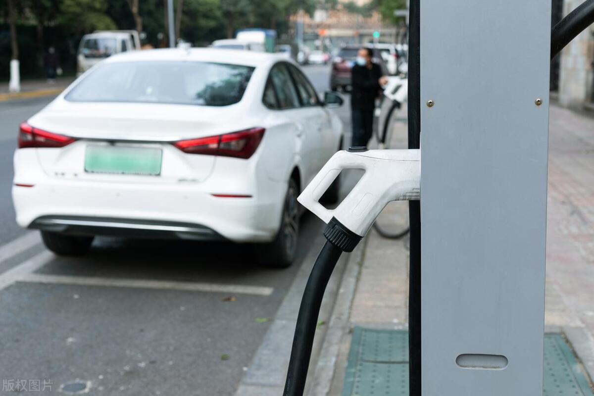 上班族选电车还是油车,平常开的比较多买电车还是油车