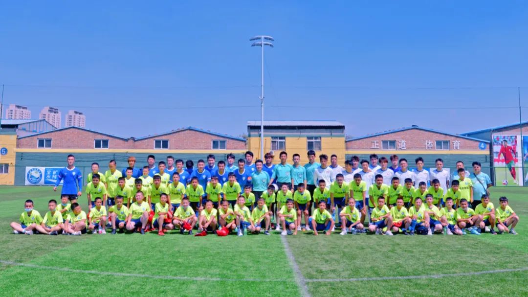 “十城带百县”助力乡村振兴|*疆新**和田足球小巴郎感受天津足协外教训练指导现场观战津超赛事