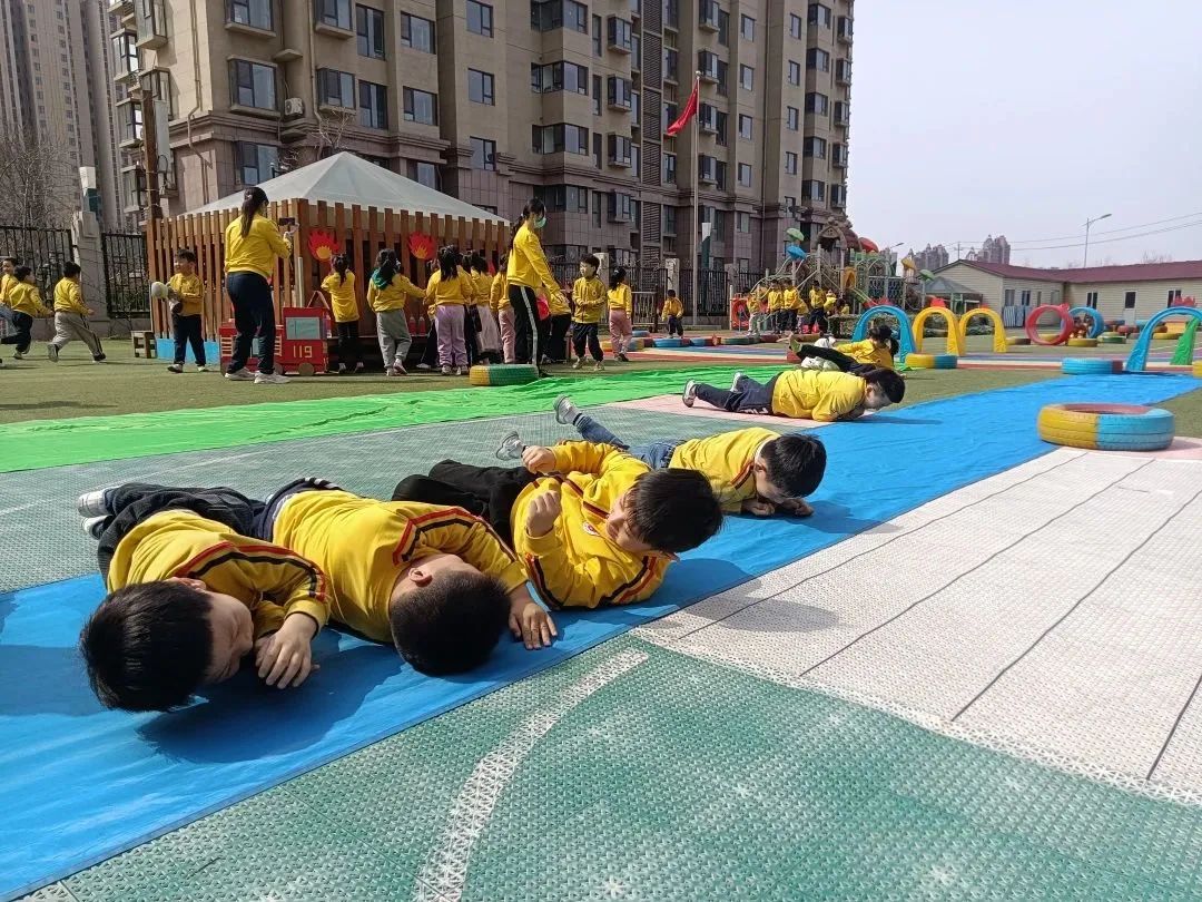 消防安全伴你童行知识小课堂,安全童行消防演练