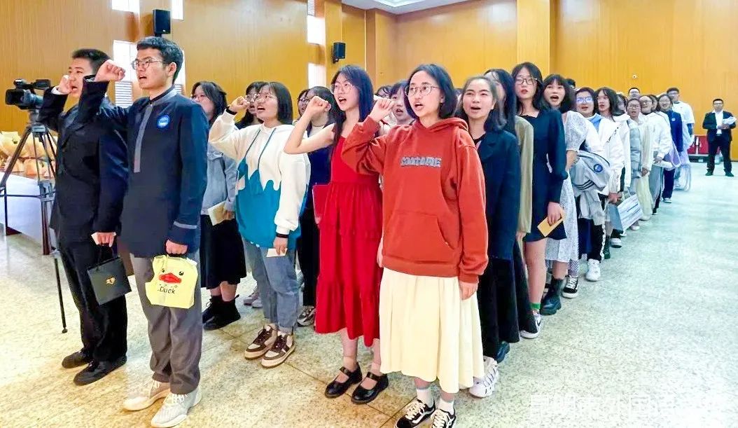 开学季校园展示打卡,开学啦冰墩墩小学生积极向上图片