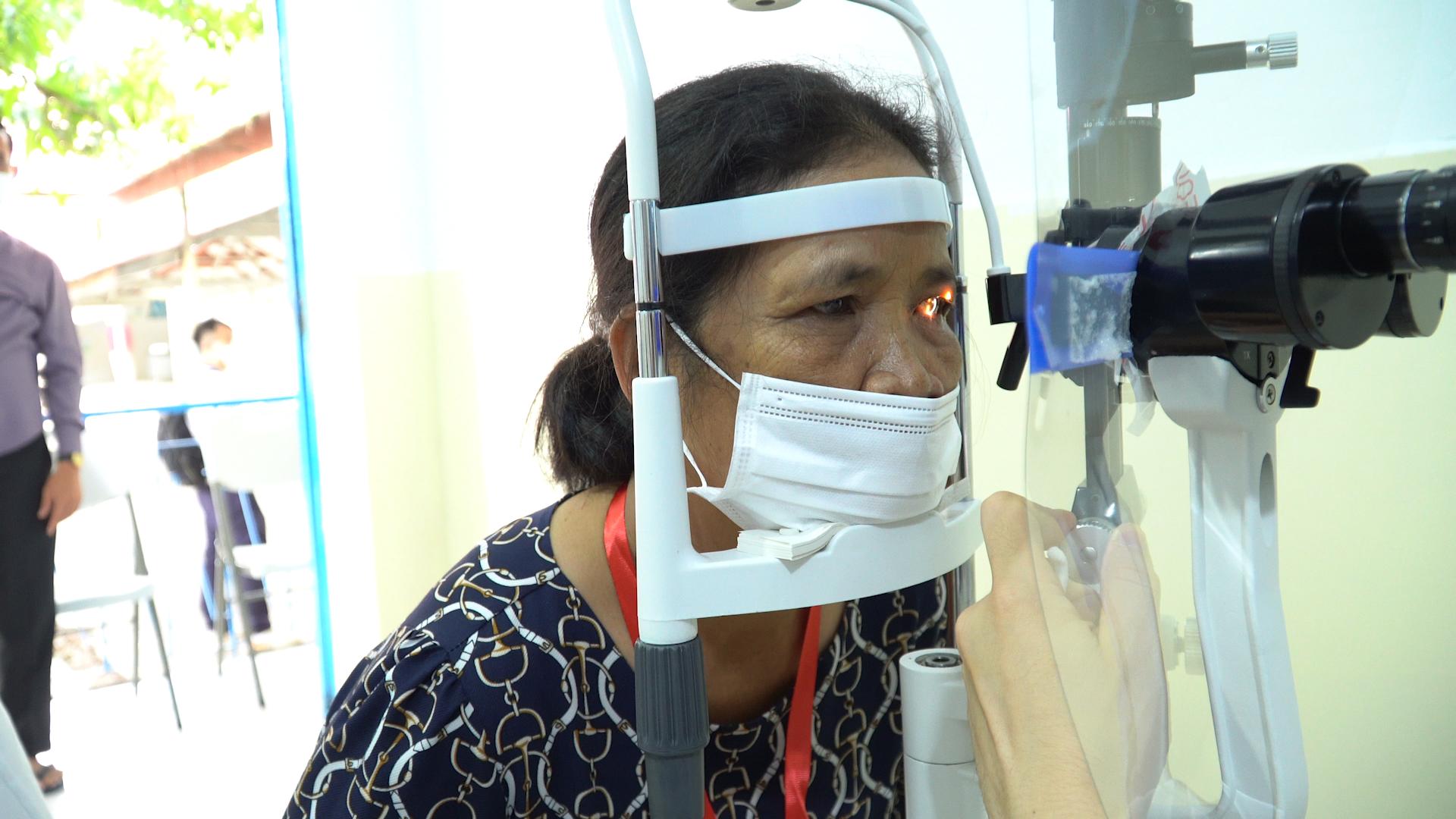 丝路盛放洋紫荆|港NGO联手内地医疗队出海扫“盲”50年柬埔寨白内障患者复明：我能看到了！