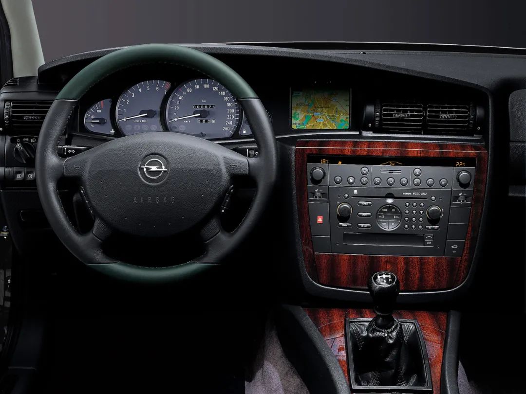 深圳02年白色车牌,深圳02式车牌还能用么