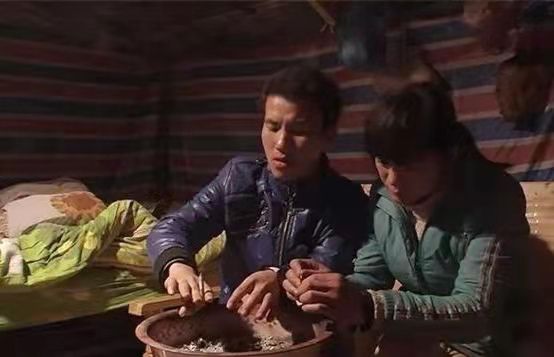 “人妖”李二毛：为爱情变性，被跟拍17年，离世多日才被发现