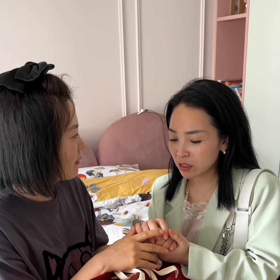 我给刘老师买了两套衣服当生日礼物，我希望她穿的美美哒的...