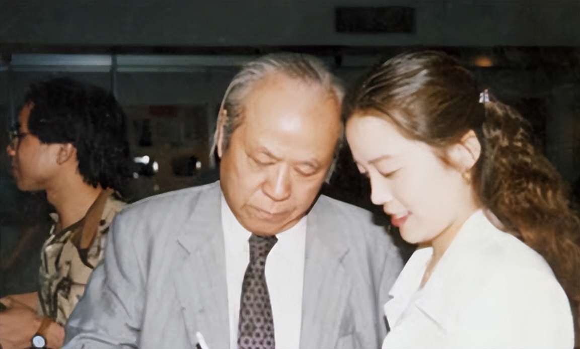 周而复参观*国靖**神社，回国后被开除*党**籍，16年后*纪委中**决定：平反