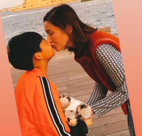 父女之间亲嘴的危害,父女亲脸拥抱违法吗