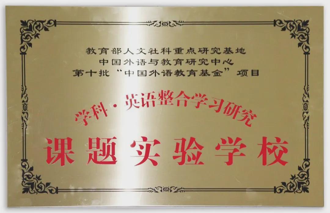 拿奖到手软的学生,拿奖状拿到手软