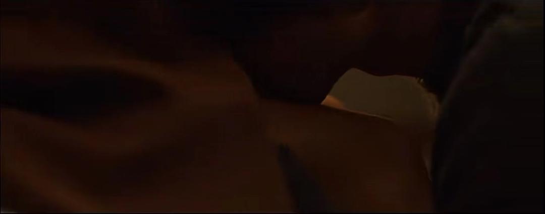 周五的傍晚，最适合观赏情色片。