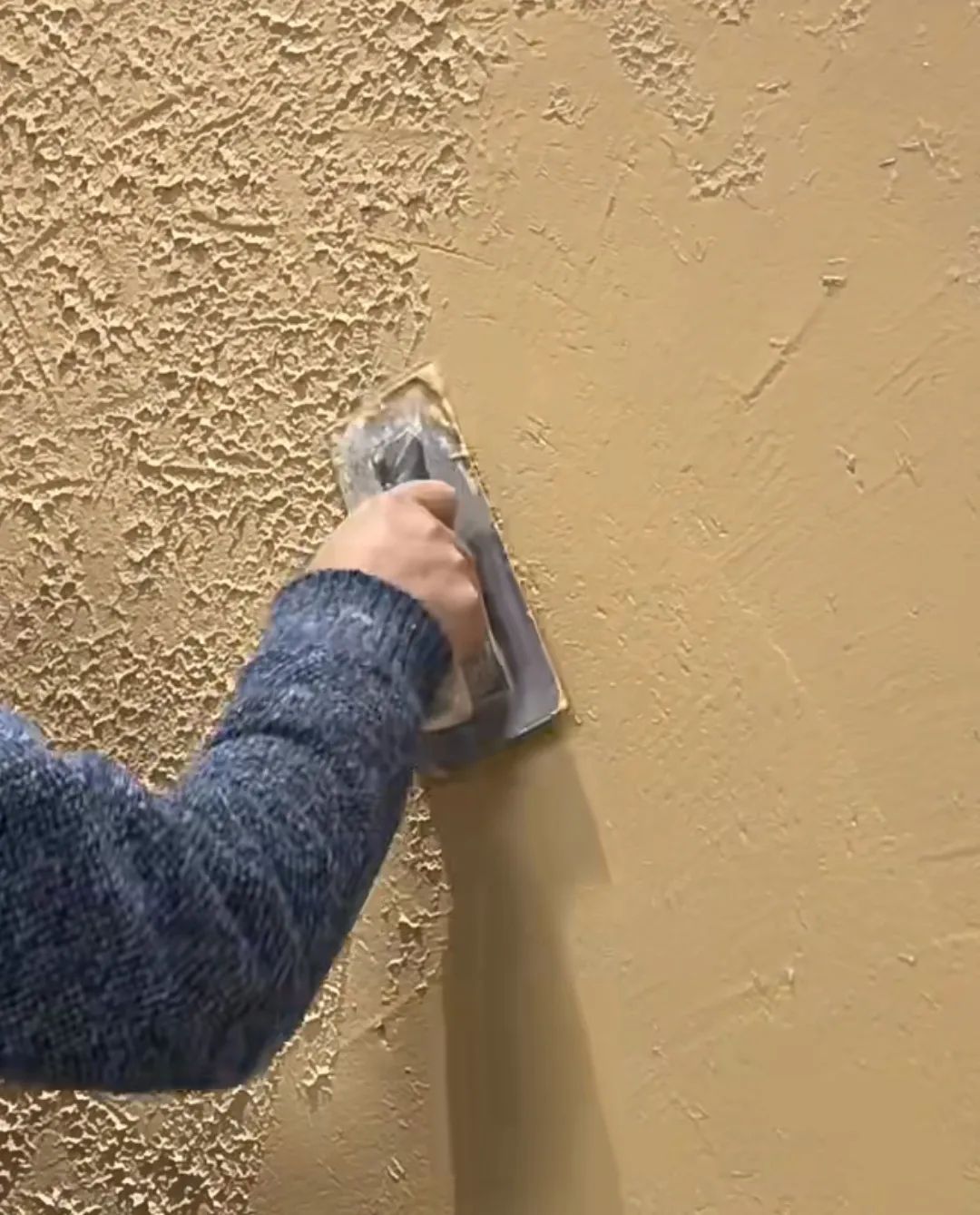 稻草泥漆和乳胶漆哪个划算,乳胶漆跟稻草漆施工工艺一样吗