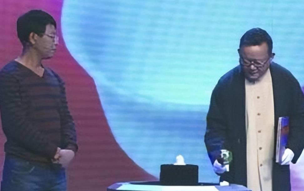 王刚失手砸碎2亿真古董是哪期,天下收藏王刚砸杯子视频