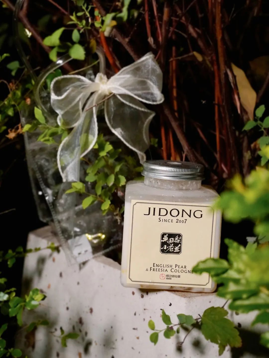 2天卖出50万杯会发光的“小苍兰香水茶”火爆抖音又一秋季爆款？