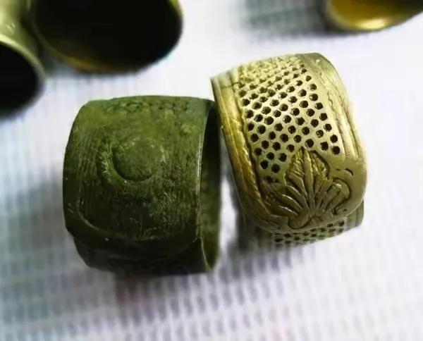 你可还记得黑白电视机上的彩色贴膜？回顾一些八九十年代生活用品