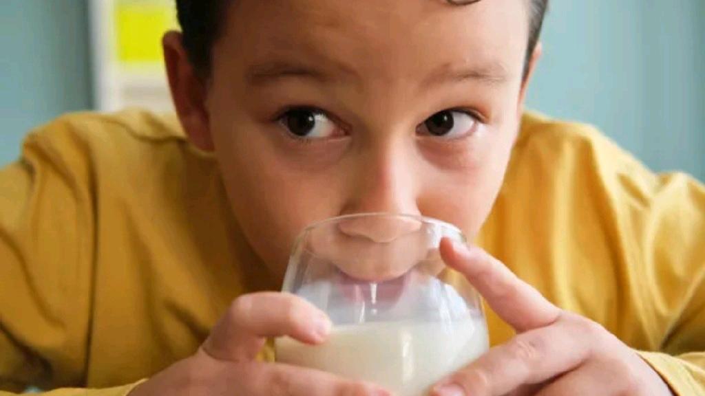 8岁男孩喝奶三年没有长个子,9岁男童连续3年睡前喝奶