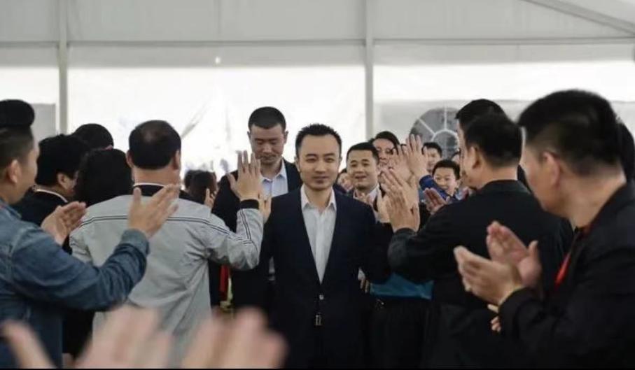 卷走国人数百亿,却在他国被奉为座上宾:这个富豪,什么来头?