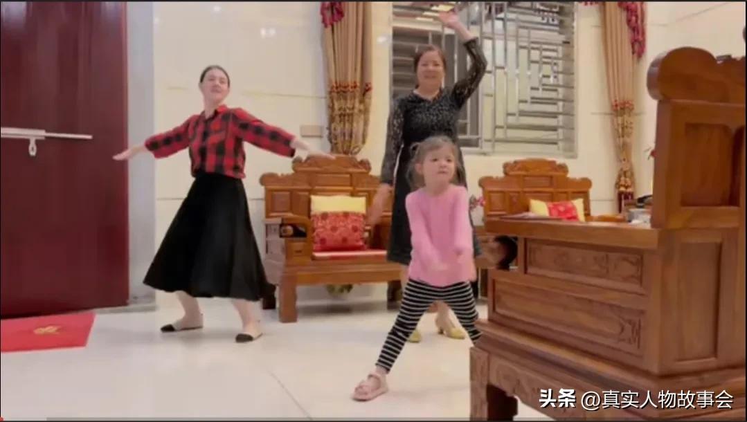 乌克兰美女远嫁福建农村，婆婆帮忙带孩子，发现当中国儿媳真幸福