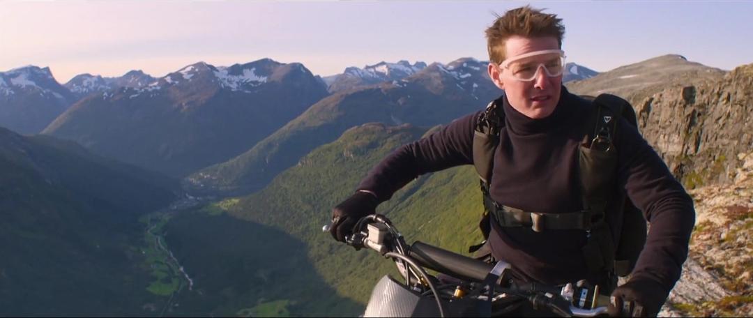 碟中谍7阿汤哥有多拼,碟中谍7阿汤哥上演惊险飞行