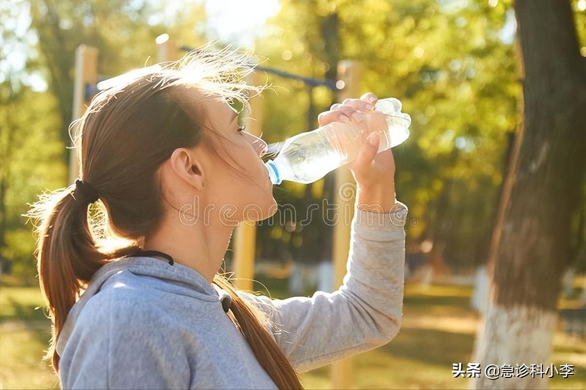 晚上睡觉嘴巴总发干是真的缺水吗,为什么夜晚睡觉嘴巴干