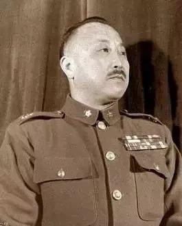 毛主席：驴先迈左脚还是右脚？卫立煌不解，听完主席解释恍然大悟