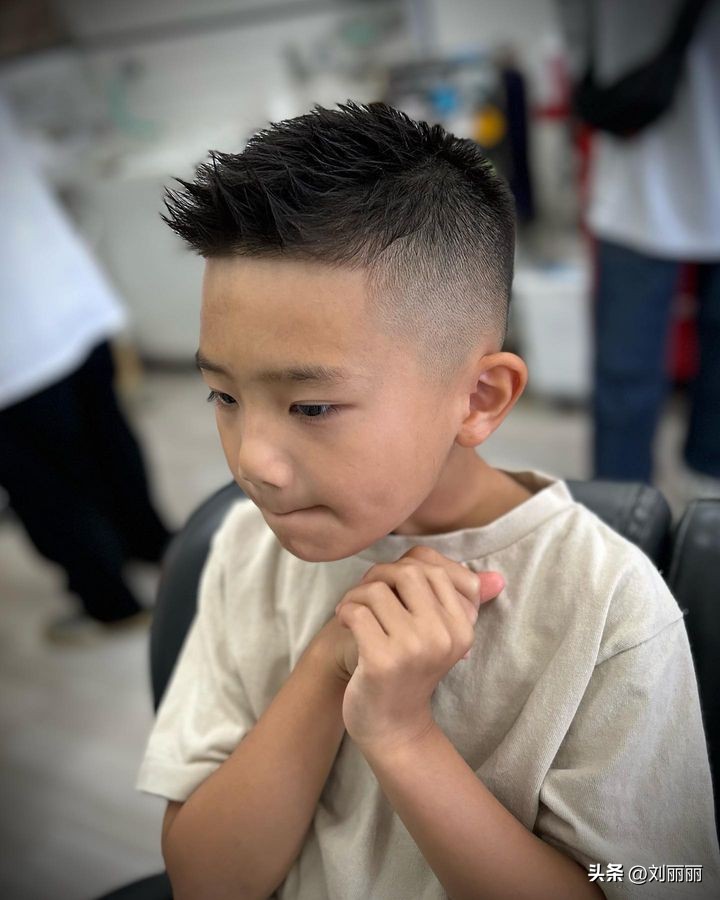 帅气的小男孩有什么帅气的发型,小男孩剪头发最帅的简单发型