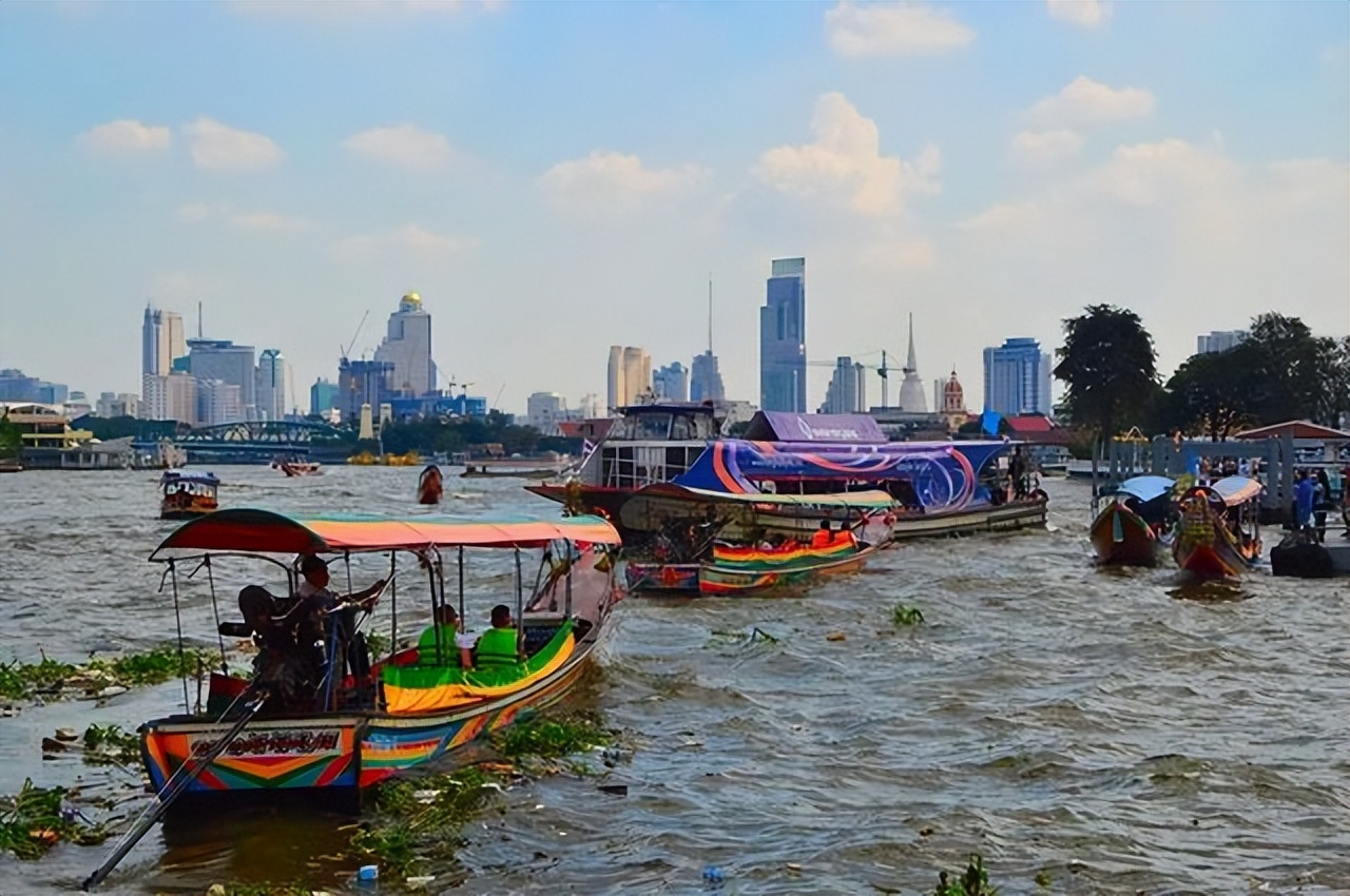 泰国旅游不要随便接受他人的东西,泰国旅游有人递草帽