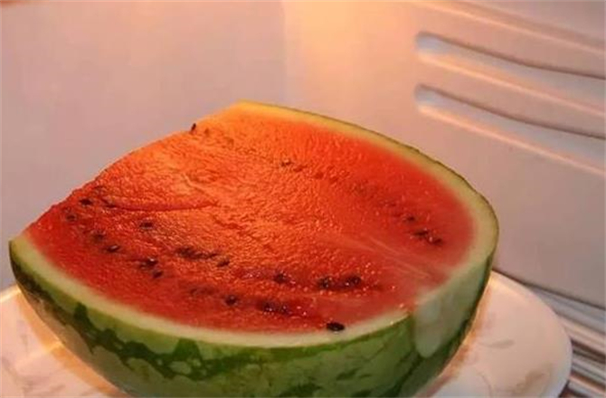 放在冷藏的西瓜能吃吗,西瓜可以放冰箱冰镇吗