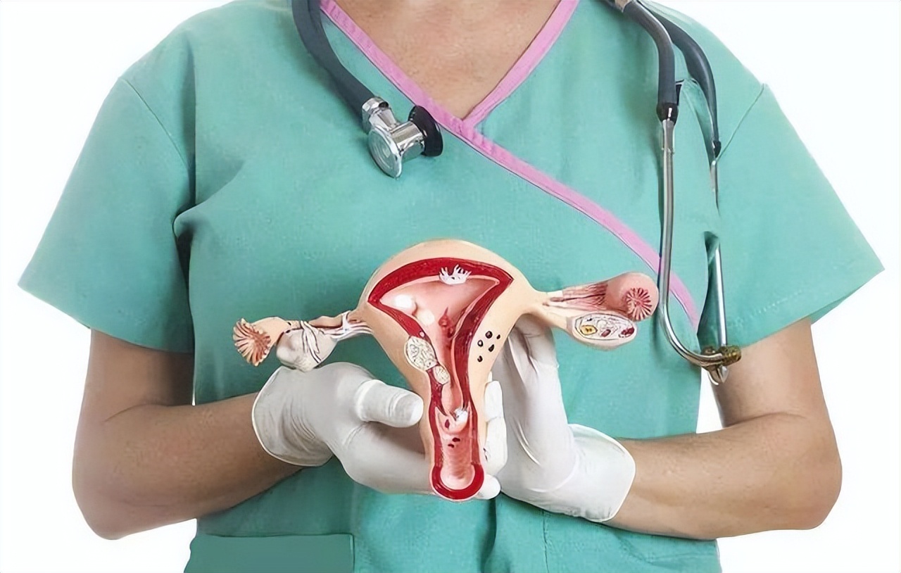 大姨妈第一天来量少黑是什么原因,大姨妈量少发黑持续十几天