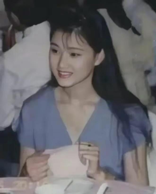 歌唱家*祖英宋**:和丈夫分居8年，39岁高龄产子，57岁身材好似少女