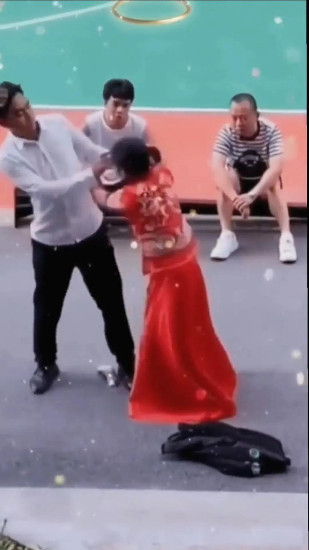 新娘嫌红包少当场扔掉新郎给耳光,改口费给少了新娘当场甩脸子