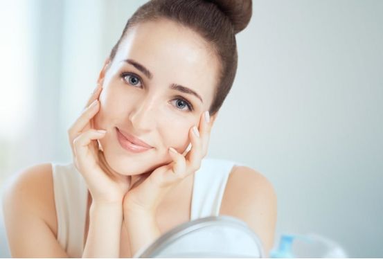 脸上保湿不容易长皱纹,脸上有皱纹试试四个方法消除