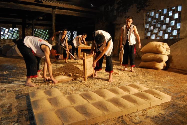 多少粮食能酿造出一斤清香型白酒,100斤粮食可以酿出多少42度白酒