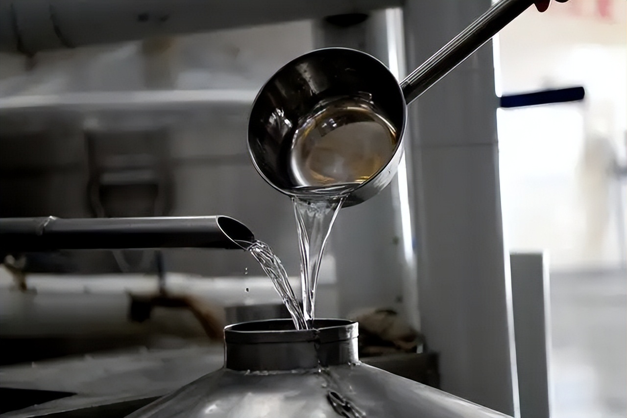 一酒店老板的酒柜，因全是廉价酒走红，酒友：原来内行真不喝茅台